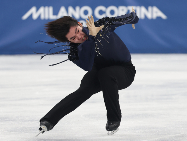 10일(현지시간) 이탈리아 밀라노 아이스스케이팅 아레나에서 열린 2026 밀라노·코르티나담페초 동계올림픽 남자 싱글 쇼트 프로그램에 출전한 차준환이 연기를 펼치고 있다. 연합뉴스
