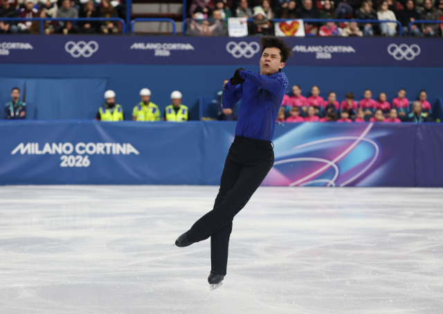 10일(현지시간) 이탈리아 밀라노 아이스스케이팅 아레나에서 열린 2026 밀라노·코르티나담페초 동계올림픽 남자 싱글 쇼트 프로그램에 출전한 김현겸이 점프를 하고 있다. 연합뉴스