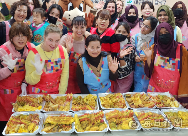 10일 오후 대구 달서구 성서종합사회복지관에서 베트남·러시아·태국 등 다양한 국적의 결혼 이주여성과 외국인들이 직접 만든 