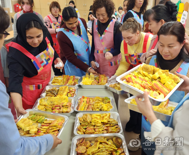 10일 오후 대구 달서구 성서종합사회복지관에서 베트남·러시아·태국 등 다양한 국적의 결혼 이주여성과 외국인들이 정성껏 부친 