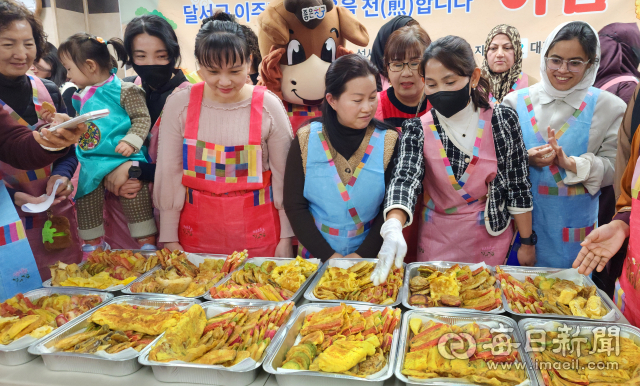 10일 오후 대구 달서구 성서종합사회복지관에서 베트남·러시아·태국 등 다양한 국적의 결혼 이주여성과 외국인들이 