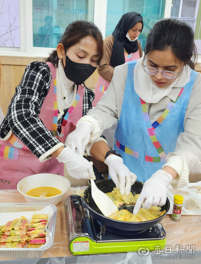 캄보디아 출신 결혼이민여성 윤비체카(35) 씨가 새송이전을 굽고 있다. 결혼 15년 차인 그는 