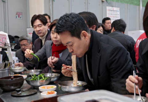 [포토뉴스] 잔치국수 먹는 장동혁 대표