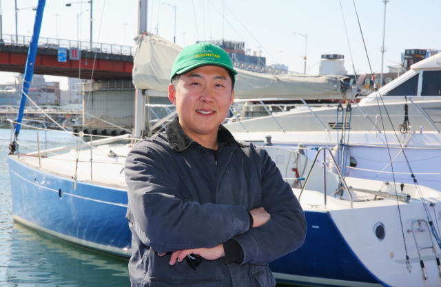 박하늘 칠성항해 대표가 자신의 요트 앞에서 포즈를 취하고 있다. 김도훈 기자