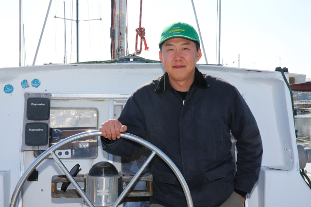 박하늘 칠성항해 대표가 자신의 요트에서 포즈를 취하고 있다. 김도훈 기자