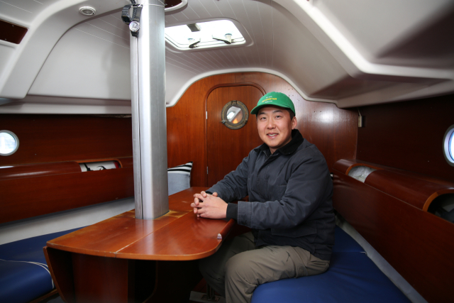 박하늘 칠성항해 대표가 자신의 요트 선실에서 요트와 관련한 자신의 포부를 들려주고 있다. 김도훈 기자