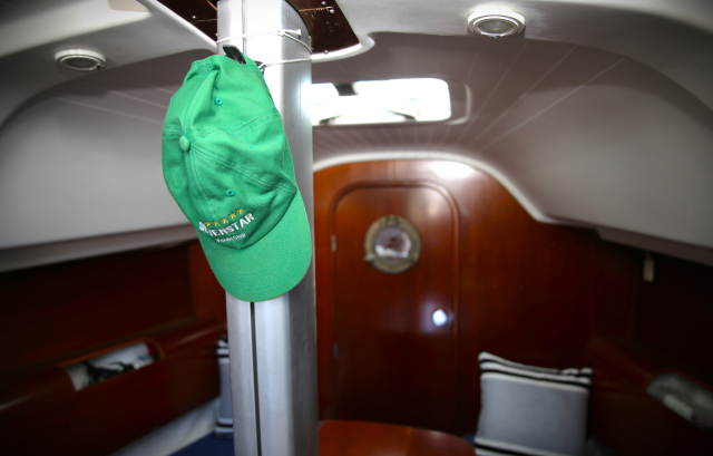 요트 선실 기둥에 칠성요트클럽 모자가 걸려 있다. 김도훈 기자