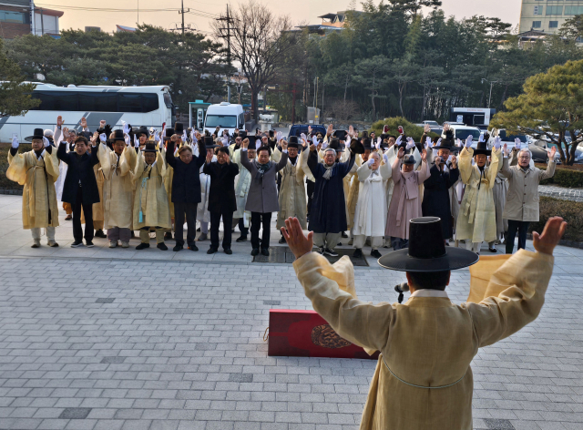 영남만인소 추진위원회와 안동청년유도회, 지역 유림들이 11일 안동시청에서 만인소 상소를 위해 집결해 만세를 외치고 서울로 이동을 준비하고 있다. 김영진 기자
