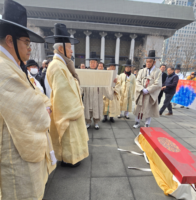 11일 서울 광화문 세종대왕동상 앞에서 영남만인소 추진위원회와 영남 유림들이 독립운동가 20인의 서훈 재평가를 요청하는 상소문을 읽고 있다. 김영진 기자