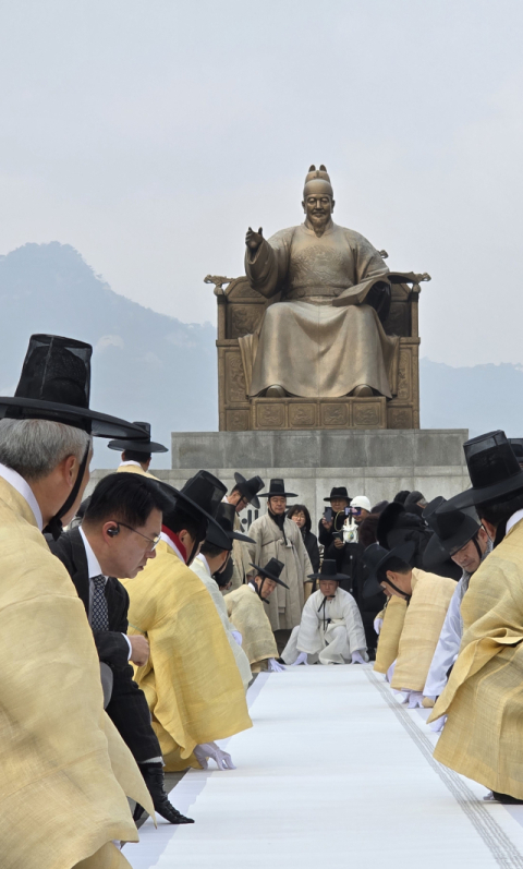 한지 100m에 담긴 만인의 뜻…광화문에서 청와대까지 이어진 '영남만인소 상소의 길'