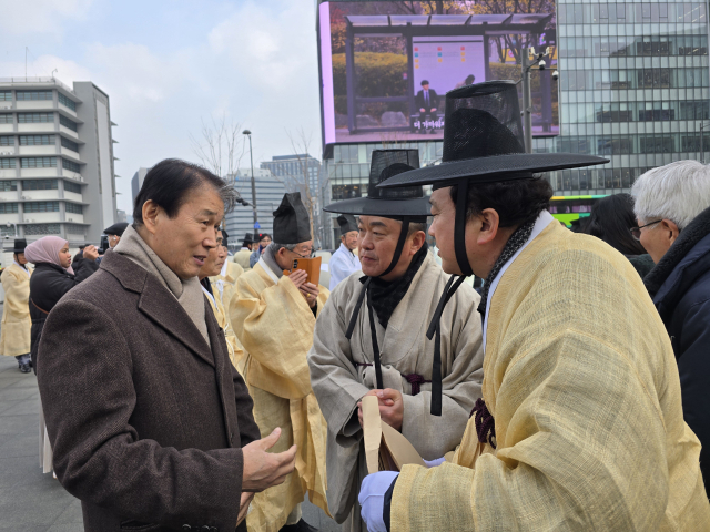 권오을 국가보훈부 장관이 11일 서울 광화문광장에서 열린 영남만인소 상소 현장을 찾이서 유림들과 이야기 나누고 있다. 김영진 기자