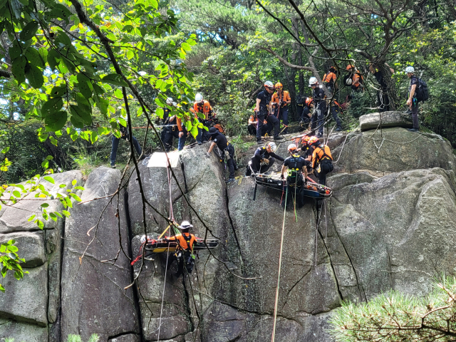 대구 소방이 지난해 구조·생활안전출동으로 5천명에 달하는 인명을 구조한 것으로 나타났다. 사진은 소방관들이 등산객 구조에 나서는 모습. 대구소방안전본부