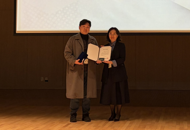 엄상현(왼쪽) 동양대 교육혁신원장이 우수기관상을 수상하고 있다. 동양대 제공