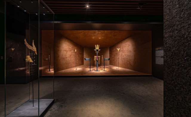 경주박물관 특별전에 전시된 신라 금관과 금허리띠. 국립경주박물관 제공