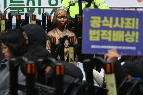 보수단체 빠지자 돌아왔다…정의연, 소녀상 앞 수요시위 개최