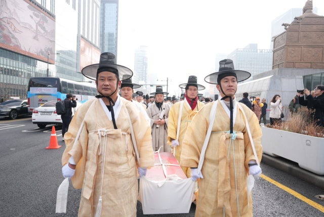 11일 영남만인소 집행위원회와 안동청년유도회, 지역 유림과 시민들이 서울 광화문광장에서 청와대로 이어지는 독립운동가 20인에 대한 서훈 재평가를 요청하는 만인소를 상소하고 있다. 김영진 기자