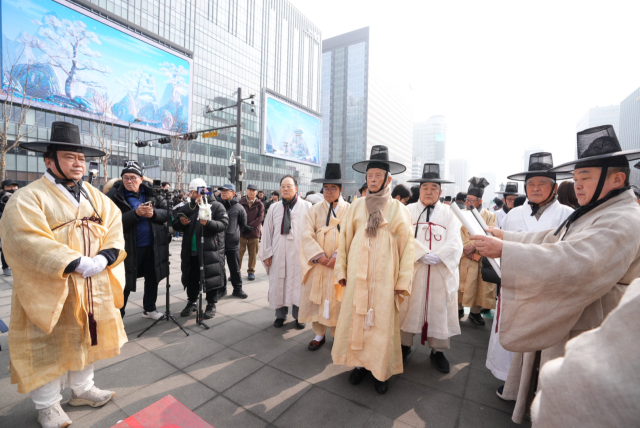 11일 영남만인소 집행위원회와 안동청년유도회, 지역 유림과 시민들이 서울 광화문광장에서 청와대로 이어지는 독립운동가 20인에 대한 서훈 재평가를 요청하는 만인소를 상소하고 있다. 김영진 기자