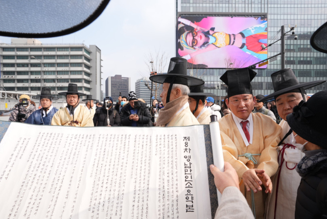 11일 영남만인소 집행위원회와 안동청년유도회, 지역 유림과 시민들이 서울 광화문광장에서 청와대로 이어지는 독립운동가 20인에 대한 서훈 재평가를 요청하는 만인소를 상소하고 있다. 김영진 기자