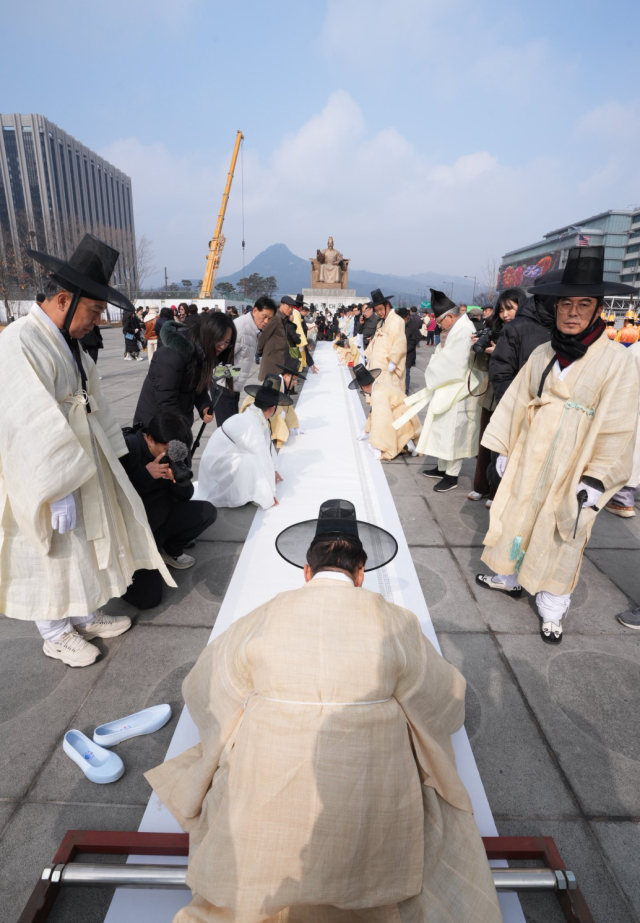 11일 영남만인소 집행위원회와 안동청년유도회, 지역 유림과 시민들이 서울 광화문광장에서 청와대로 이어지는 독립운동가 20인에 대한 서훈 재평가를 요청하는 만인소를 상소하고 있다. 김영진 기자