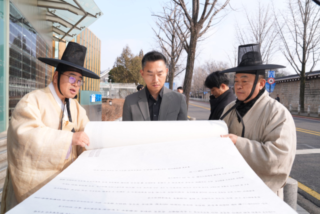 독립운동가 20인의 서훈 재평가를 요구하는 대한민국 국민 1만1천여명의 이름이 적힌 상소문이 청와대 관계자에 전달되고 있다. 김영진 기자