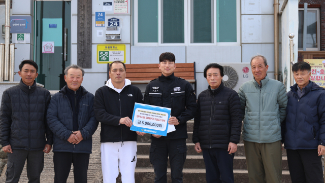 울진해경 강병모 경장이 영덕군 경정3리와 석리에 성금 500만원을 전달하고 있다. 울진해경 제공
