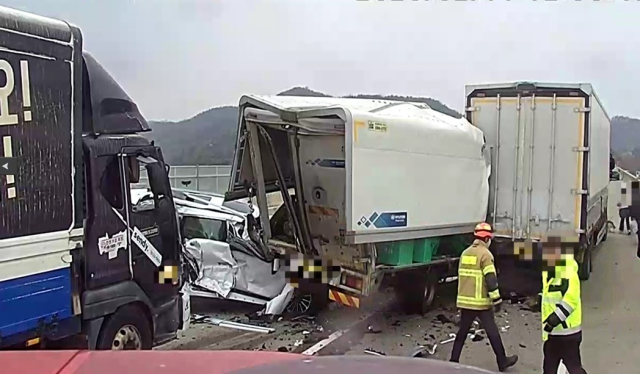 상주영천고속도로서 화물차, SUV 4중 추돌… 6명 경상