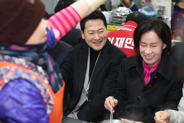 국민의힘 장동혁 대표와 이인선 대구시당위원장이 11일 대구 서문시장을 찾아 상인들과 간담회를 가진 뒤 밝은 표정으로 시장의 명물인 국수를 맛보고 있다. 연합뉴스