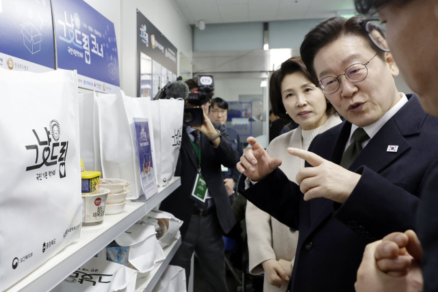 이재명 대통령과 김혜경 여사가 11일 충북 충주시건강복지타운 그냥드림 사업장을 방문해 관계자와 운영 현황에 대한 이야기를 나누고 있다. 