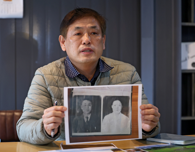 전석호 씨의 아들인 전영복 일본장생탄광희생자 대한민국유족회 사무차장이 1942년 장생탄광 수몰사고 당시 돌아가신 할아버지의 위패가 담긴 사진을 보여주고 있다. 김영진 기자 kyjmaeil@imaeil.com