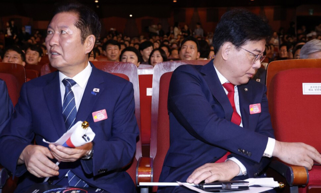 지난해 광복절 기념식에서 더불어민주당 정청래 대표와 당시 국민의힘 송언석 비상대책위원장이 나란히 앉았지만 행사 내내 쳐다보지도 않고, 손을 내미는 행위조차 거부했다.연합뉴스