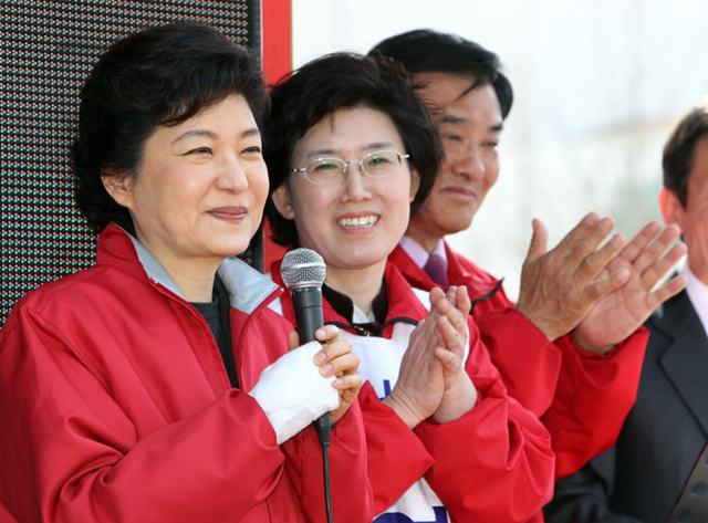 박근혜 당시 새누리당 중앙선대위원장은 2012년 총선에서 충청권과 강원도를 넘나들며 