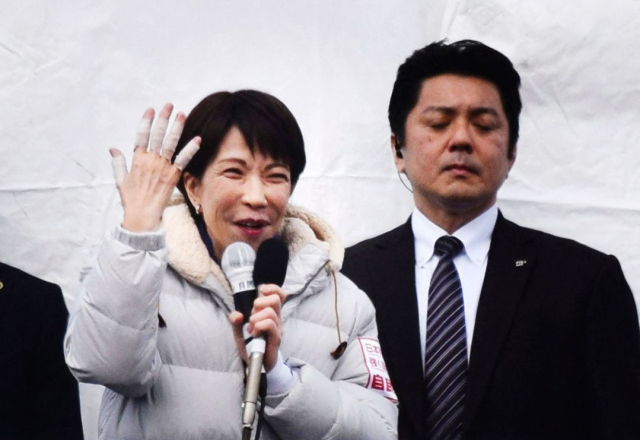 다카이치 총리가 선거 기간 내내 오른손에 하얀 붕대와 보호대를 감고 나타나 큰 화제를 모았다.