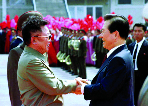 [커브스토리] 신뢰와 협력의 메시지 담은 '세기의 악수' 