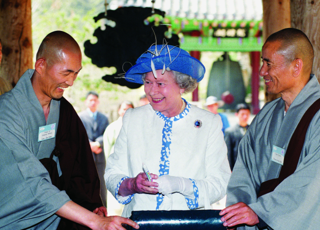 지난 1999년 3월 21일 안동 봉정사를 찾아 기와에 방문 서명을 하며 스님과 담소를 나누고 있는 엘리자베스 2세 영국 여왕. 매일신문DB