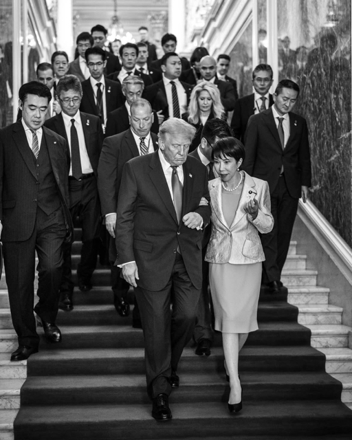 지난해 10월 29일 일본을 방문한 도널드 트럼프 미국 대통령이 다카이치 사나에 일본 총리와 팔짱을 끼고 대화를 나누고 있다. 트럼프 대통령 트루스 소셜