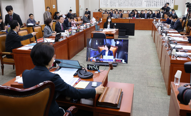 추미애 법사위원장이 11일 국회에서 열린 법제사법위원회 전체회의에서 의사봉을 두드리고 있다. 연합뉴스