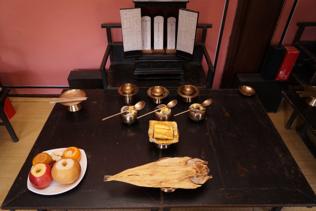 안동 진성이씨 퇴계종가 차례상은 술, 떡국, 명태전, 북어, 과일 한 접시로 구성돼 있다. 한국국학진흥원 제공