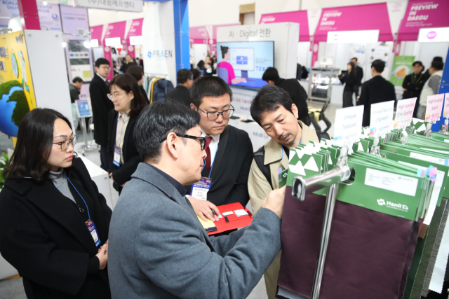 2026 대구국제섬유박람회가 글로벌 빅바이어 참여 속에 친환경·첨단소재·AI패션테크를 총망라하며 다음 달 열릴 예정이다. 사진은 지난해 3월 대구 엑스코서 열린 2025 대구국제섬유박람회 모습. 대구경북섬유산업연합회 제공