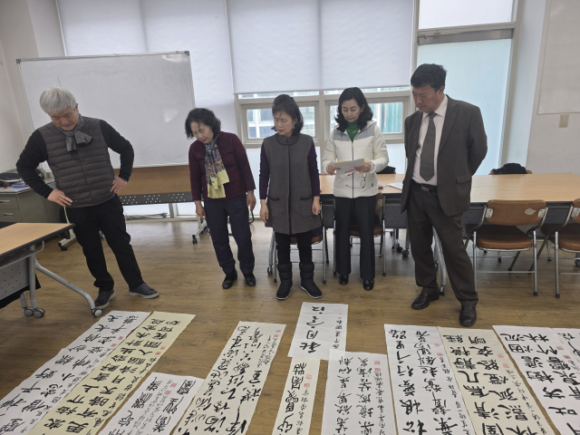(사)한국서가협회 대구광역시지회 관계자들이 수상작 심사를 진행하고 있다. 서가협 대구지회 제공