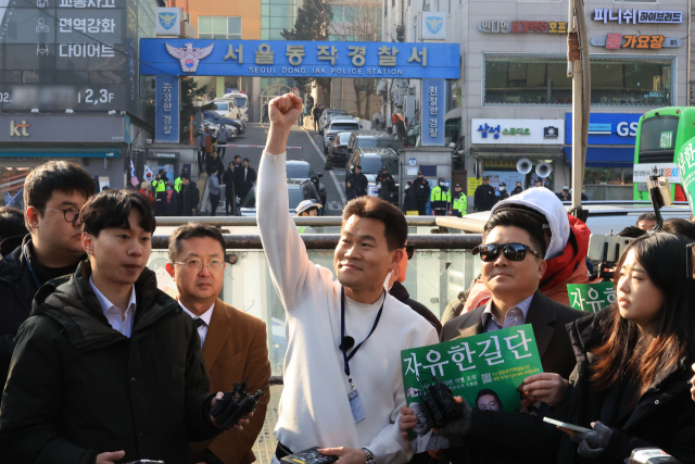 전 한국사 강사 전한길 씨가 이재명 대통령 명예훼손 혐의로 조사 받기 위해 12일 서울 동작경찰서로 출석하기 전 기자회견을 열고 주먹을 불끈 쥐어 보이고 있다. 연합뉴스