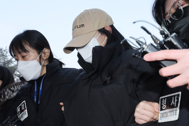 서울 강북구 수유동 모텔에서 남성 2명을 숨지게 한 혐의를 받는 20대 여성 A씨가 12일 서울북부지법에서 영장실질심사를 받기 위해 출석하고 있다. 경찰에 따르면 A씨는 지난 9일 강북구 수유동의 한 모텔에서 20대 남성 B씨에게 약물이 든 음료를 건네 숨지게 한 혐의를 받는다. 연합뉴스