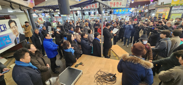 이삼걸 전 행정안전부 차관이 12일 안동 중앙신시장에서 안동시장 출마를 선언하고 있다. 엄재진 기자