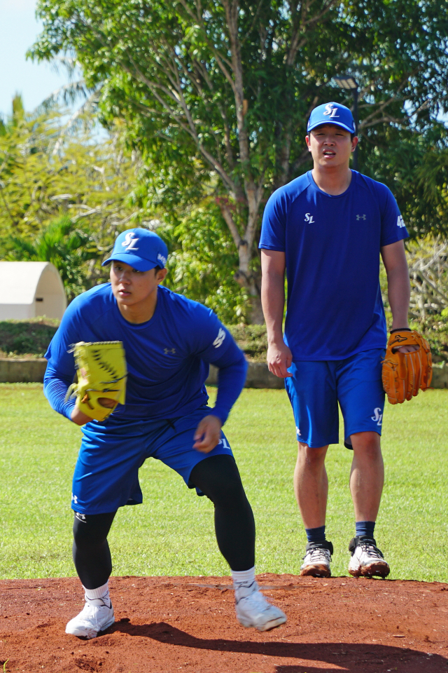 삼성 라이온즈의 배찬승이 해외 전지훈련에 참가해 수비 연습을 하고 있다. 삼성 제공