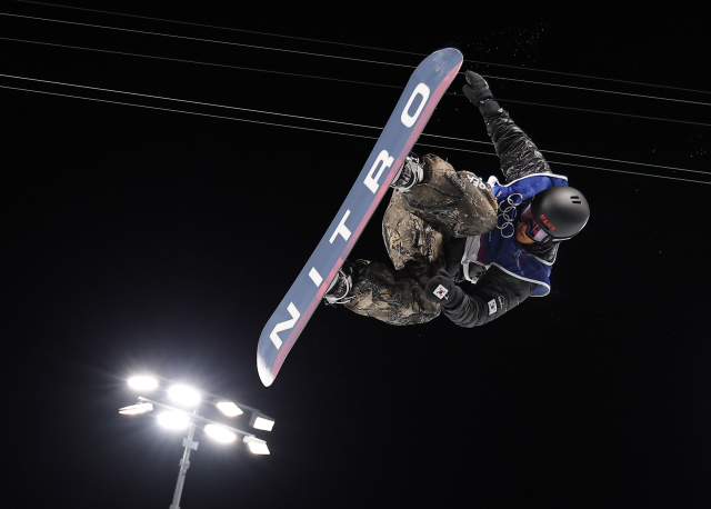이채운이 12일 이탈리아 리비뇨 스노파크에서 열린 2026 밀라노 동계 올림픽 스노보드 남자 하프파이프 예선에 출전해 경기를 펼치고 있다. 연합뉴스