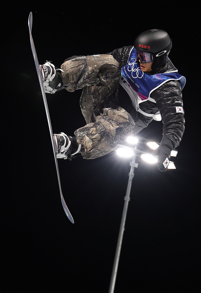 이채운이 12일 이탈리아 리비뇨 스노파크에서 열린 2026 밀라노 동계 올림픽 스노보드 남자 하프파이프 예선에 출전해 경기를 펼치고 있다. 연합뉴스