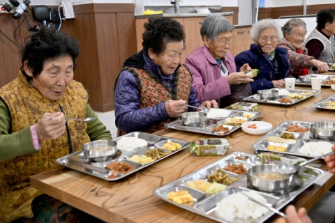 대구 군위군, '주 5일 점심 주는 경로당' 110곳으로 확대