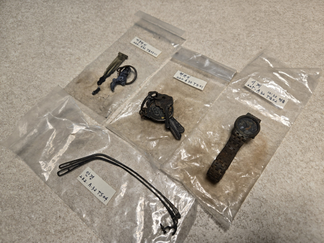 2003년 2월 18일 대구지하철 참사 희생자 윤지은(당시 25세) 씨의 유품. 검게 그을린 열쇠와 멈춰 선 시계, 휘어진 안경테 등. 임재환 기자