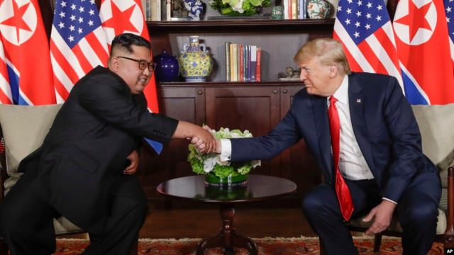 2018년 싱가포르 회동 당시 김정은 국무위원장과 트럼프 대통령의 모습