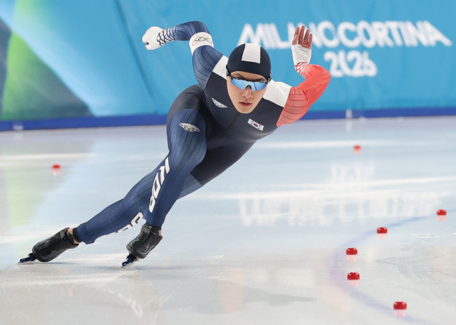 구경민이 12일 이탈리아 밀라노 아이스스케이팅 아레나에서 열린 2026 밀라노 동계 올림픽 스피드스케이팅 남자 1,000m에 출전해 질주하고 있다. 연합뉴스