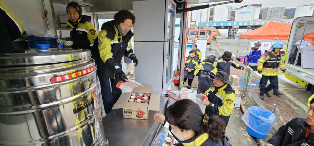 감식 들어간 경산 송유관 화재 현장, 생업 뒤로 한 지원 봉사자들 빛났다